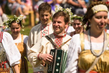 Yerel halkın Ivan kupala günü kutlanıyor