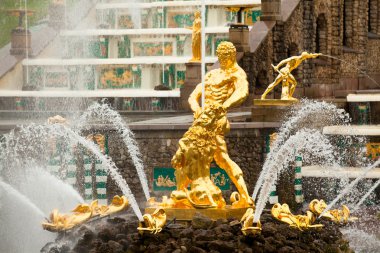 peterhof grand cascade ünlü samson ve aslan çeşme