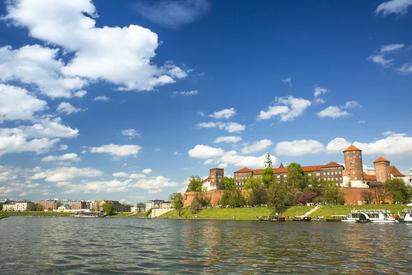 Wawel royal castle park ile görünüm — Stok fotoğraf