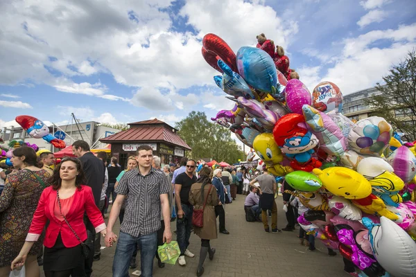 Uidentificerede deltagere Emmaus katolsk festival på påske mandag - Stock-foto