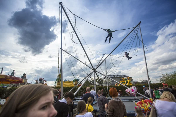 Niezidentyfikowane uczestników Emaus katolicki festiwal na Poniedziałek Wielkanocny — Zdjęcie stockowe