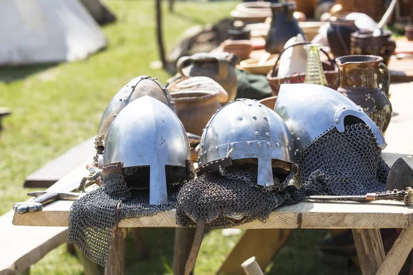 Cavaleiro de armadura Medieval, capacetes e espada . — Fotografia de Stock
