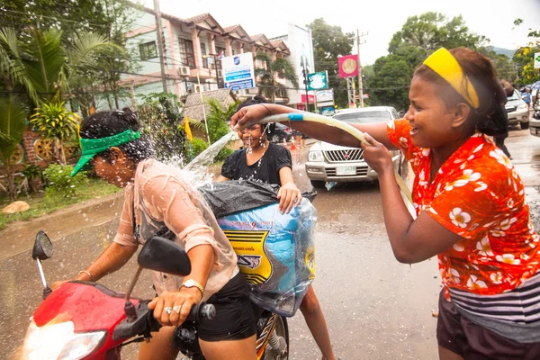 Ludzi obchodzi songkran festiwalu — Zdjęcie stockowe