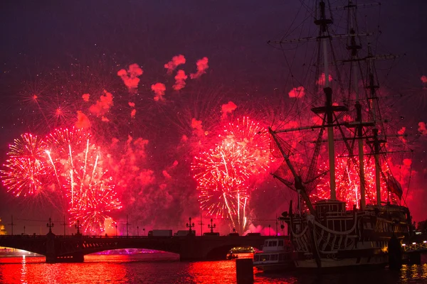 大红帆显示白夜节期间的庆祝活动 — 图库照片