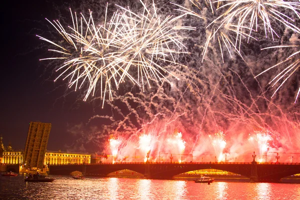 Oslava scarlet plachty Ukázat během festivalu v bílé noci — Stock fotografie