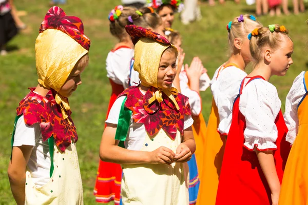 Ivan Kupala nap folyamán azonosítatlan gyermekek — Stock Fotó