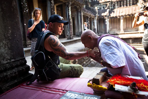 Hinduiska brahminen välsignar turister — Stockfoto