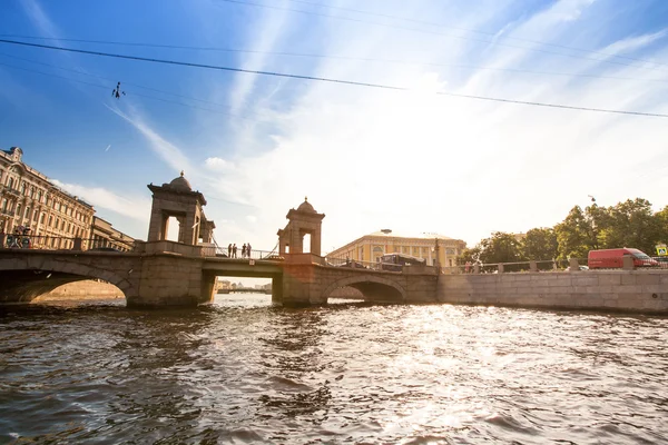 Na lodi podél kanálů město — Stock fotografie