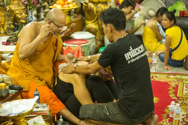 Αγνώστων στοιχείων μοναχός κάνει yantra παραδοσιακά τατουάζ — Φωτογραφία Αρχείου