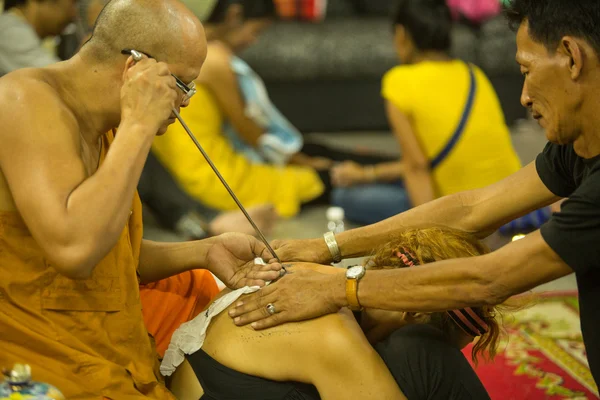 Onbekende monnik maakt traditionele yantra tatoeage — Stockfoto
