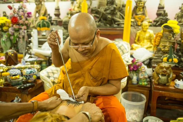 Un moine non identifié fait du tatouage traditionnel Yantra — Photo