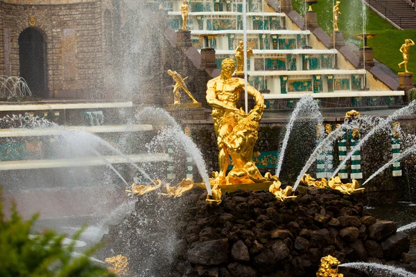 Célèbre fontaine Samson et Lion à Peterhof Grand Cascade — Photo