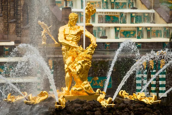 著名的参孙和狮子喷泉在彼得夏宫大瀑布 — 图库照片