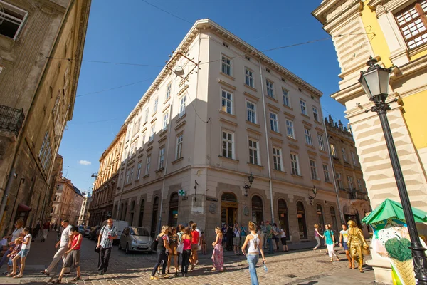 Scen på en av de centrala gatorna i lviv — Stockfoto