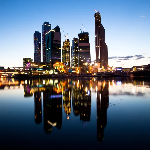 Neue Wolkenkratzer Moskauer Geschäftszentrum am Abend — Stockfoto