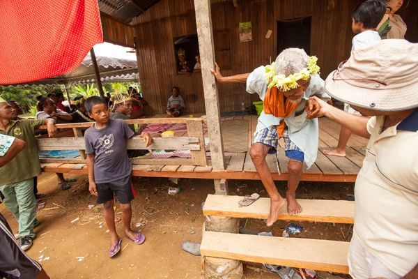 Pessoas não identificadas Orang Asli em sua aldeia — Fotografia de Stock