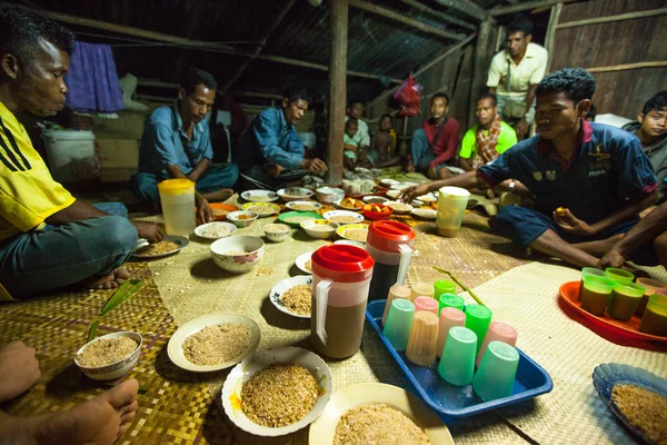 Unidentified people Orang Asli in his village — Stock Photo, Image