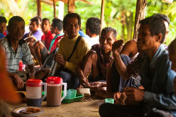 Niet-geïdentificeerde mensen orang asli in zijn dorp — Stockfoto