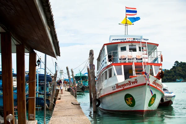 Boats in the Bang Bao fishing village — Stock Photo, Image