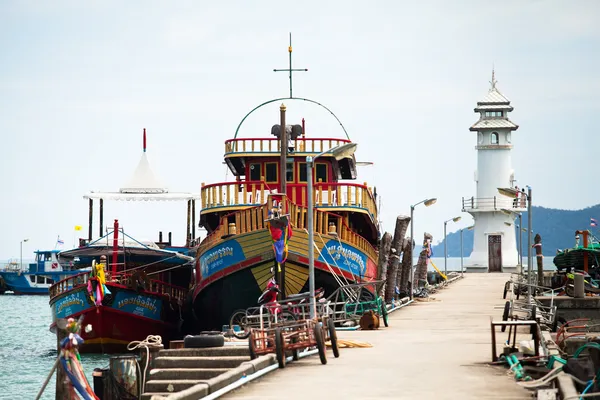 Bateaux dans le village de pêcheurs de Bang Bao — Photo