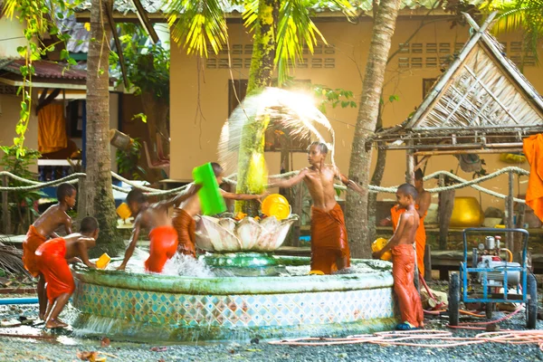 Oidentifierade munk barn leka på en buddhistiska klostret wat klong prao — Stockfoto