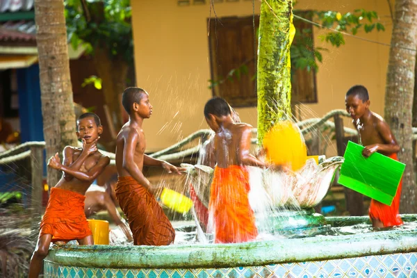 Unbekannte Mönchenkinder spielen in einem buddhistischen Kloster wat klong prao — Stockfoto