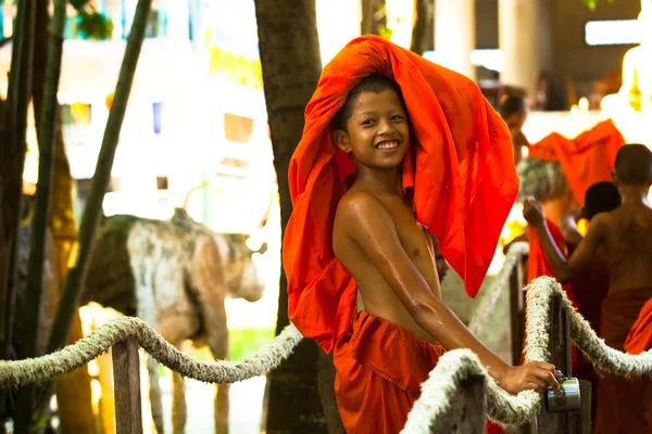 Unbekannte Mönchenkinder spielen in einem buddhistischen Kloster wat klong prao — Stockfoto
