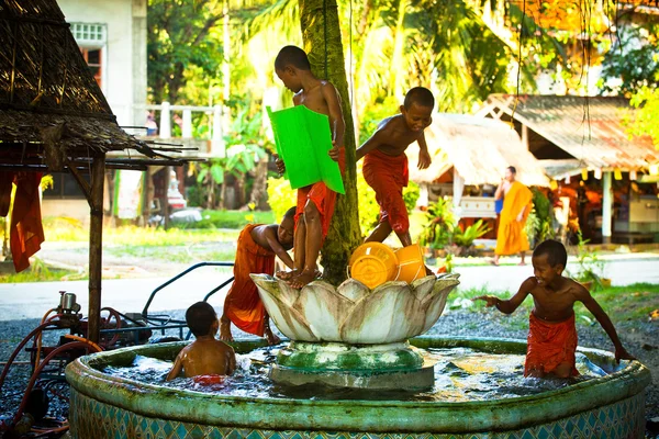 Oidentifierade munk barn leka på en buddhistiska klostret wat klong prao — Stockfoto