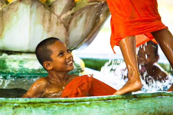 Unbekannte Mönchenkinder spielen in einem buddhistischen Kloster wat klong prao — Stockfoto