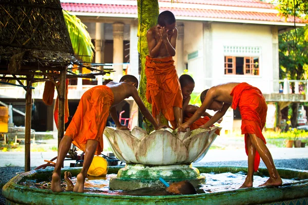 Bambini monaci non identificati giocano in un monastero buddista Wat Klong Prao — Foto Stock