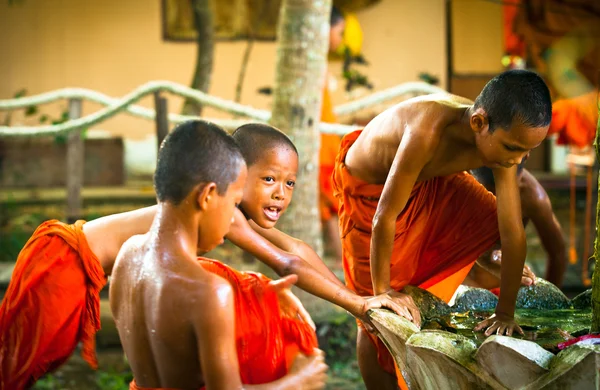 Oidentifierade munk barn leka på en buddhistiska klostret wat klong prao — Stockfoto