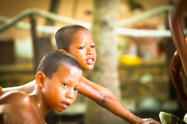 Onbekende monnik kinderen spelen op een boeddhistische klooster wat klong prao — Stockfoto