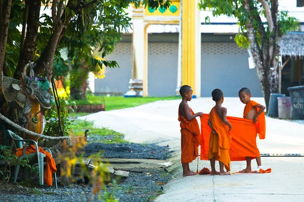 Niet-geïdentificeerde kind besteden een monnik in een boeddhistische klooster wat klong prao — Stockfoto