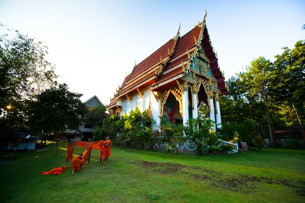 Un niño no identificado pasa un monje en un monasterio budista Wat Klong Prao —  Fotos de Stock