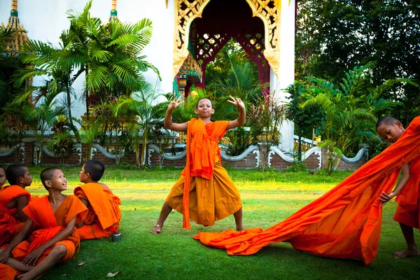 Un niño pasa un monje en un monasterio budista Wat Klong Prao —  Fotos de Stock