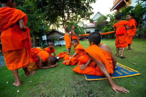 Un niño pasa un monje en un monasterio budista Wat Klong Prao —  Fotos de Stock