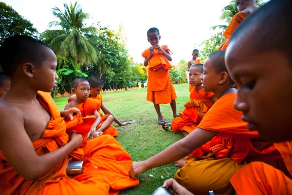 Criança passa um monge em um mosteiro budista Wat Klong Prao — Fotografia de Stock