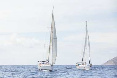 Tanımlanamayan teknelerden yelkenli katılmak