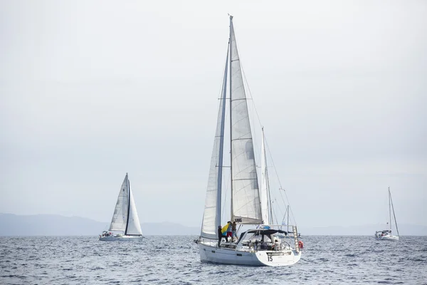 Unidentified sailboats participate in sailing regatta — Stock Photo, Image