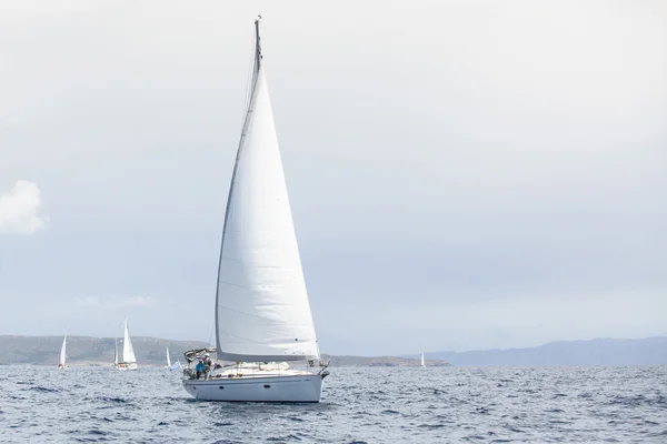 Unbekannte nehmen an Segelregatta teil — Stockfoto