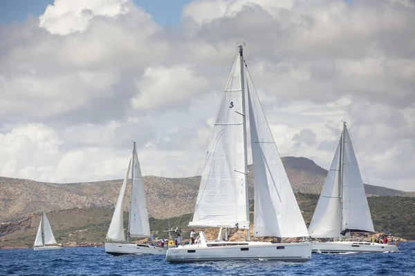 Oidentifierade segelbåtar delta i segling regatta — Stockfoto