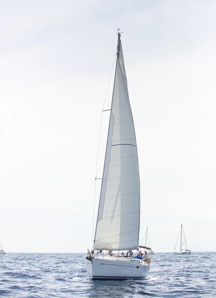 Veleiros não identificados participam da regata de vela — Fotografia de Stock