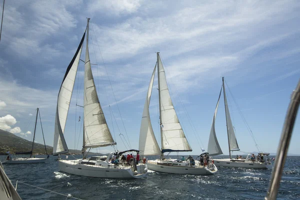 Oidentifierade segelbåtar delta i segling regatta — Stockfoto