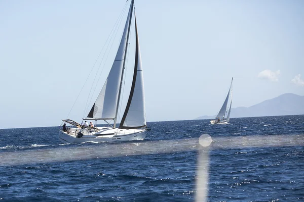 Oidentifierade segelbåtar delta i segling regatta — Stockfoto