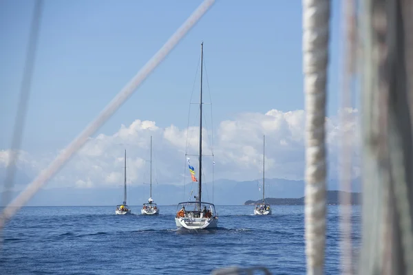 Veleiros não identificados participam da regata de vela — Fotografia de Stock