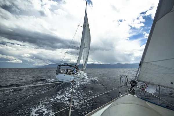 Oidentifierade segelbåtar delta i segling regatta — Stockfoto