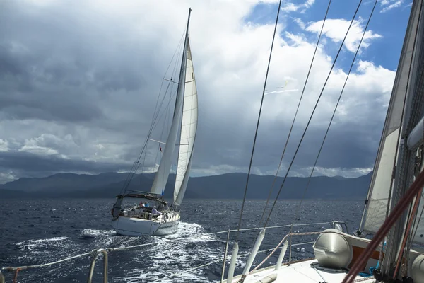 Unbekannte nehmen an Segelregatta teil — Stockfoto