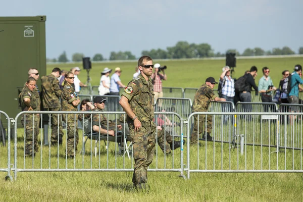 Bezoekers op internationale lucht-en ruimtevaart tentoonstelling — Stockfoto