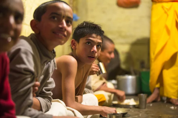 Enfants pendant le dîner — Photo