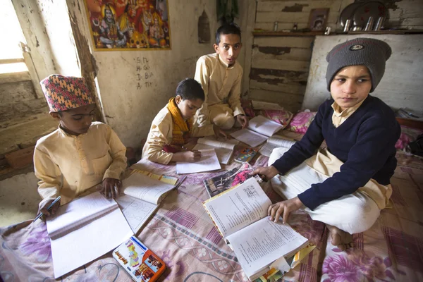 Enfants faisant leurs devoirs — Photo